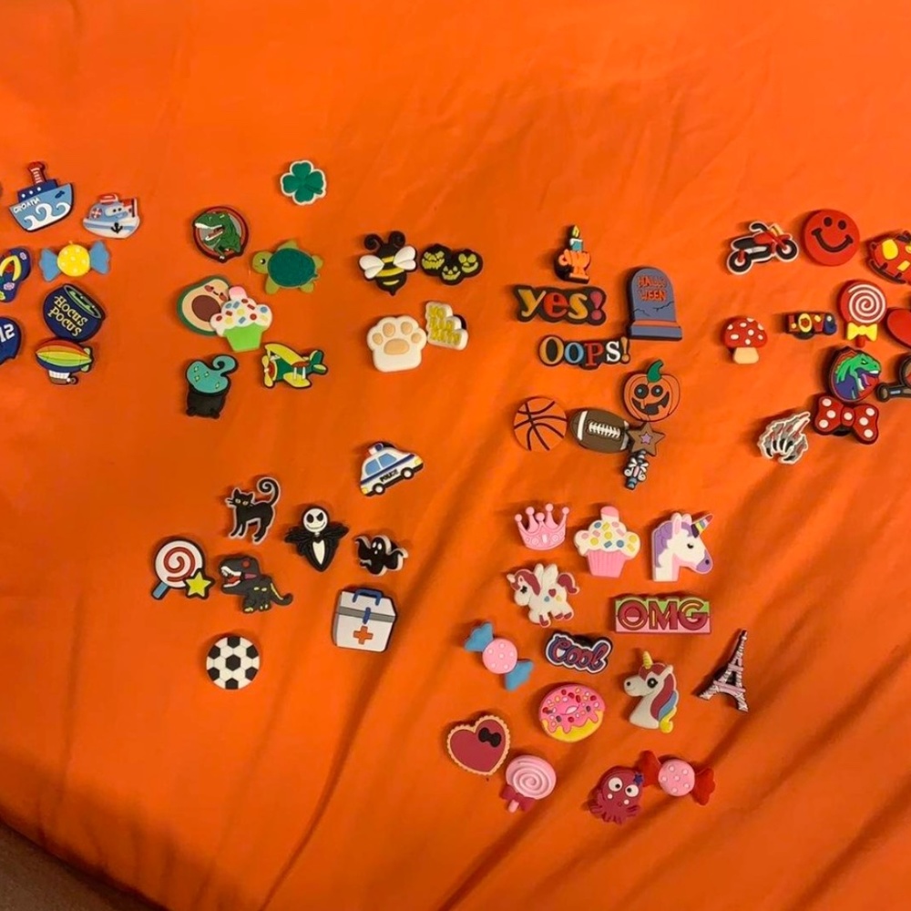 jibbitz lot ! about 70 jibbitz !